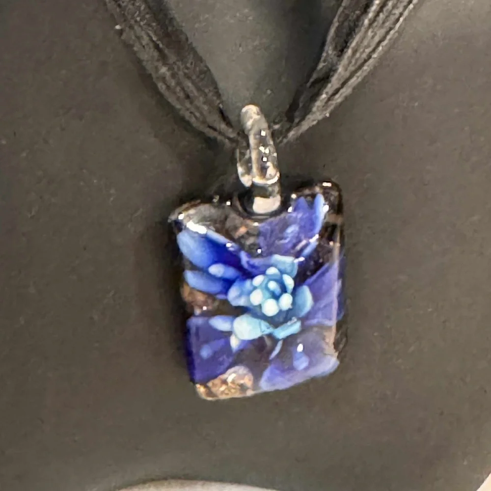 Ribbon necklace with floral glass pendant & comes with extra pendant - Picture 2 of 7